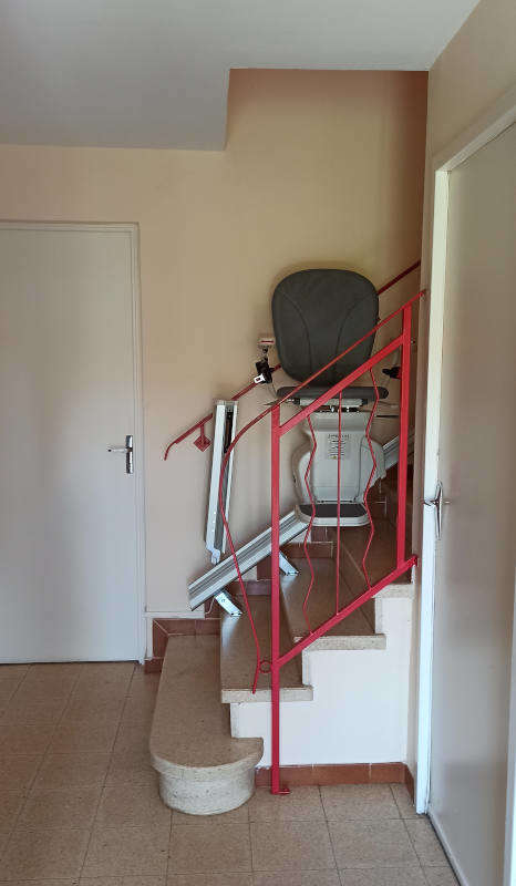 Photo de la référence Accessibilité Ardèche: chaise monte-escaliers rectiligne à SAINT-JEAN-DE-MUZOLS (07300)