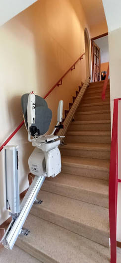 Photo de la référence Accessibilité Ardèche: chaise monte-escaliers rectiligne à SAINT-JEAN-DE-MUZOLS (07300)