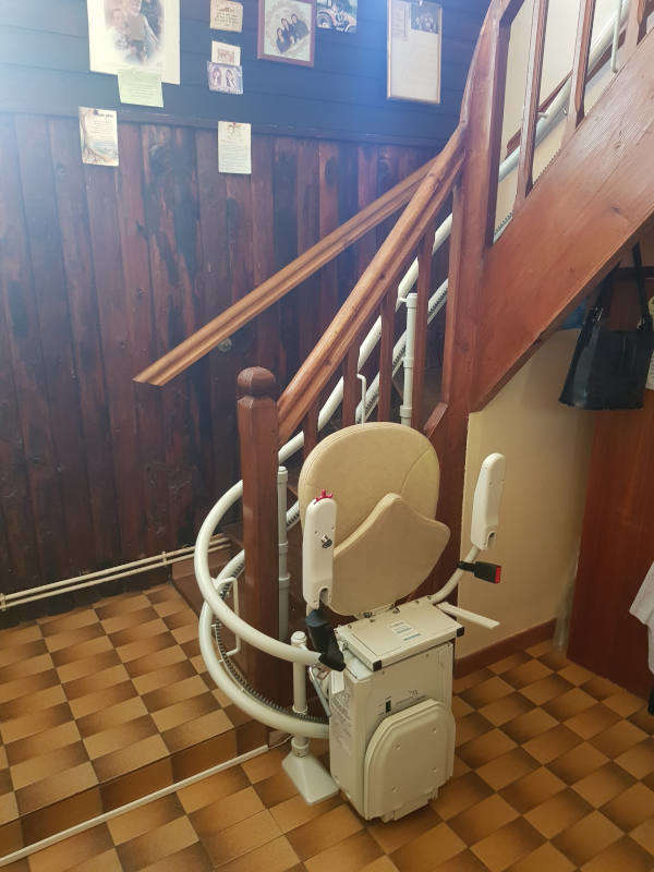 Photo de la référence Un escalier accessible pour ses usagers à SAINT-DIDIER-DE-BIZONNES (38690)