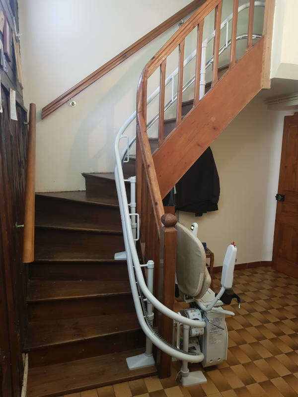 Photo de la référence Un escalier accessible pour ses usagers à SAINT-DIDIER-DE-BIZONNES (38690)