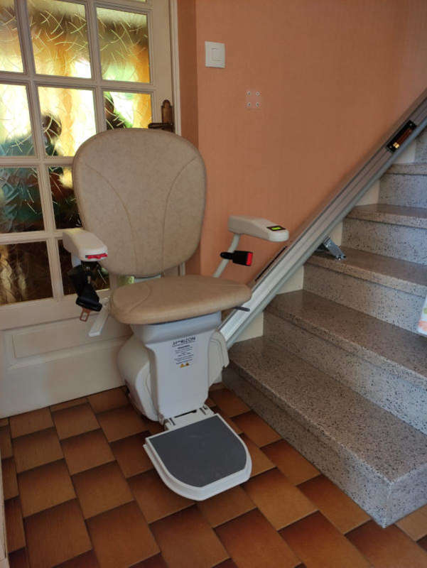 Photo de la référence Chaise pour escalier droit avec rail repliable à VALENCE (26000)