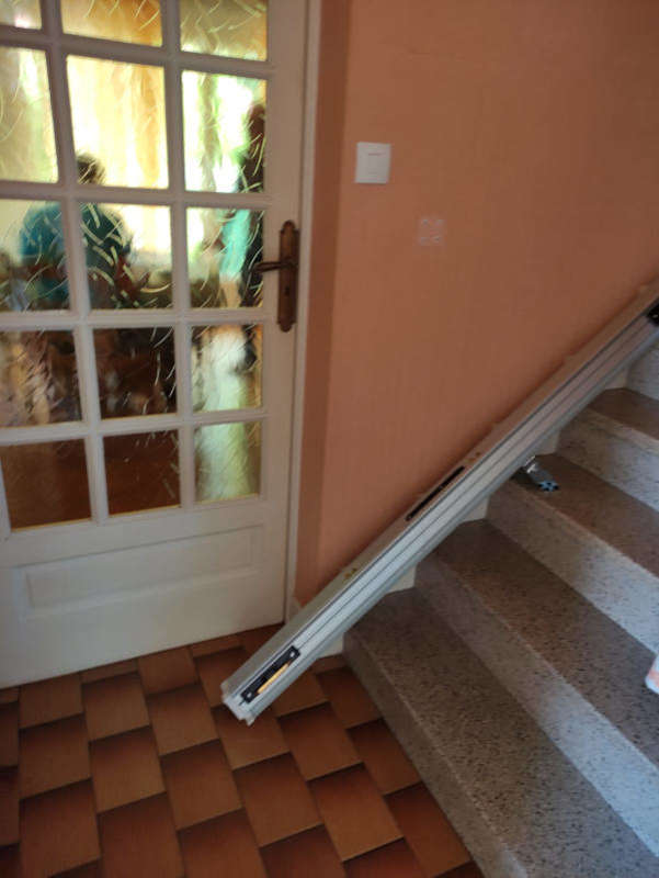 Photo de la référence Chaise pour escalier droit avec rail repliable à VALENCE (26000)