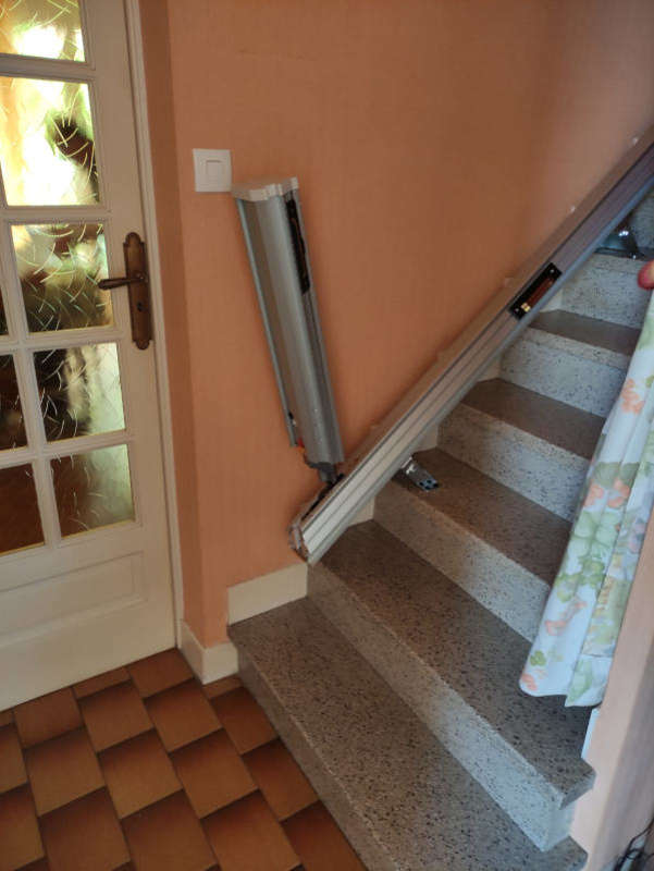 Photo de la référence Chaise pour escalier droit avec rail repliable à VALENCE (26000)