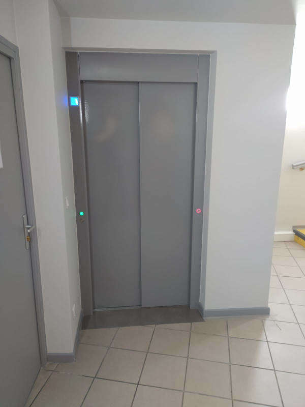 Photo de la référence Élévateur PMR au centre médical d'Aubenas à AUBENAS (07200)