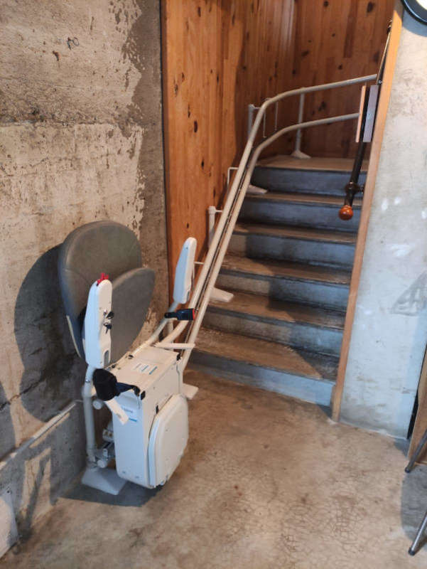 Photo de la référence Chaise monte escalier et son double rail tournant à BEAUSEMBLANT (26240)