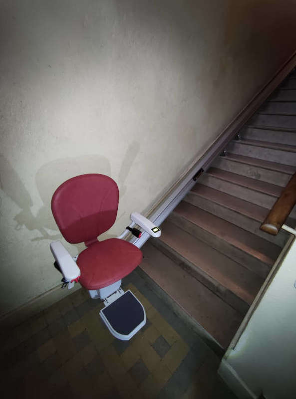 Visuel : Chaise montante pour escalier droit LAMASTRE (07270)