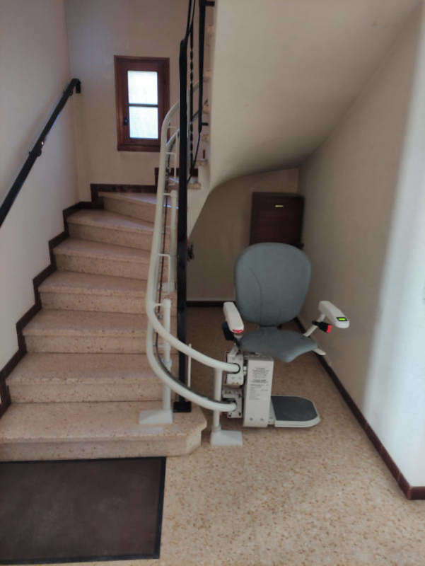 Visuel : Accessibilité: Le monte-escalier courbé pour votre escalier DUNIERE-SUR-EYRIEUX (07360)