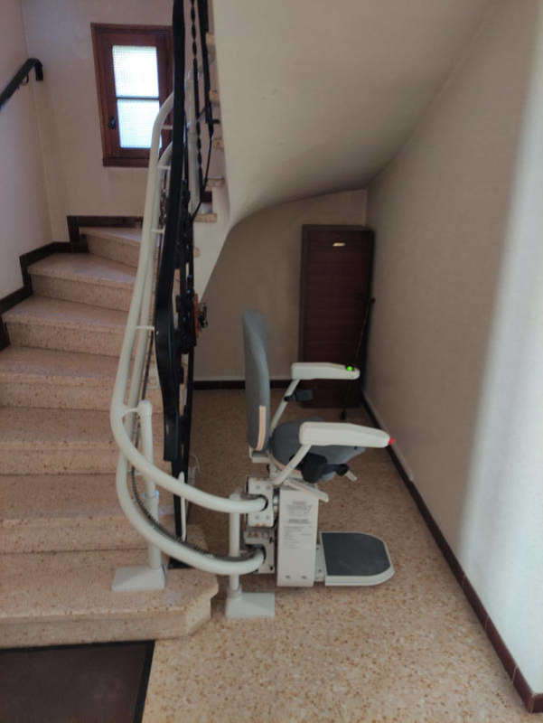Photo de la référence Accessibilité: Le monte-escalier courbé pour votre escalier à DUNIERE-SUR-EYRIEUX (07360)