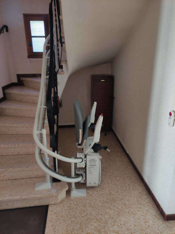 Photo de la référence Accessibilité: Le monte-escalier courbé pour votre escalier à DUNIERE-SUR-EYRIEUX (07360)