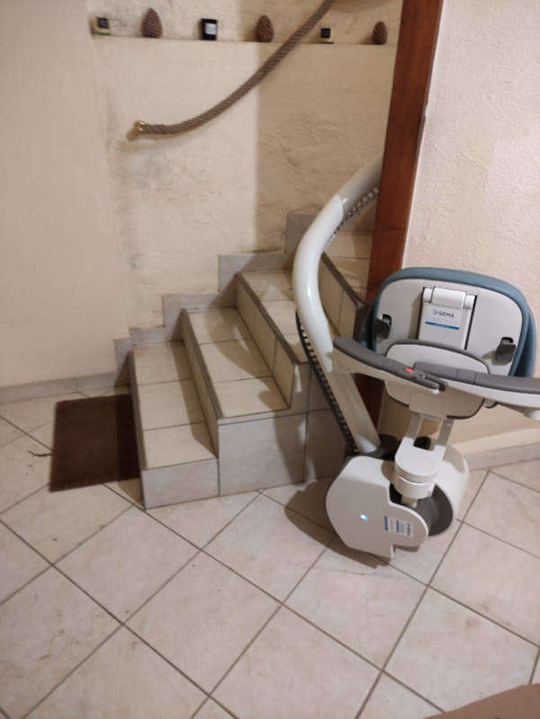 Photo de la référence Accessibilité Ardèche:  Monte escalier monorail sur mesure à ALBOUSSIERE (07440)