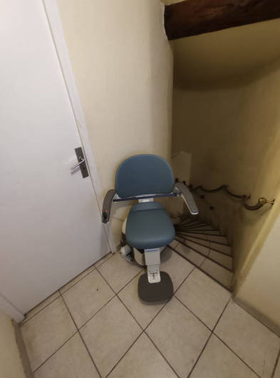 Photo de la référence Accessibilité Ardèche:  Monte escalier monorail sur mesure à ALBOUSSIERE (07440)