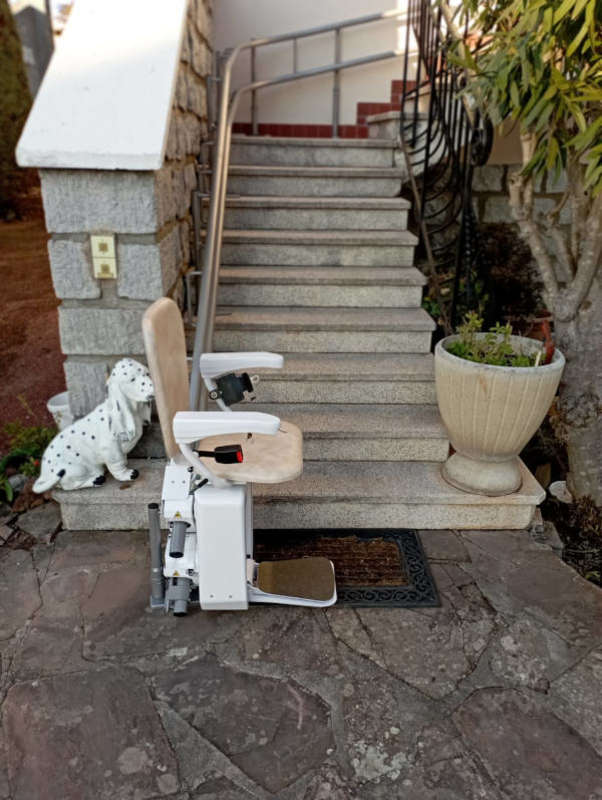 Photo de la référence Monte-escalier tournant double rail en extérieur à VILLENEUVE-DE-BERG (07170)