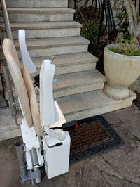 Vignette de la référence Monte-escalier tournant double rail en extérieur