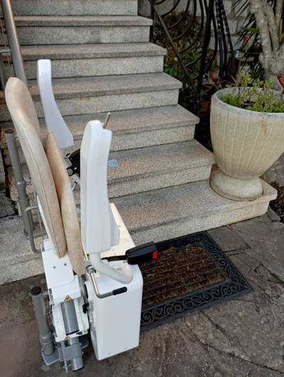 Photo de la référence Monte-escalier tournant double rail en extérieur à VILLENEUVE-DE-BERG (07170)