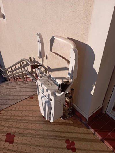 Photo de la référence Monte-escalier tournant double rail en extérieur à VILLENEUVE-DE-BERG (07170)