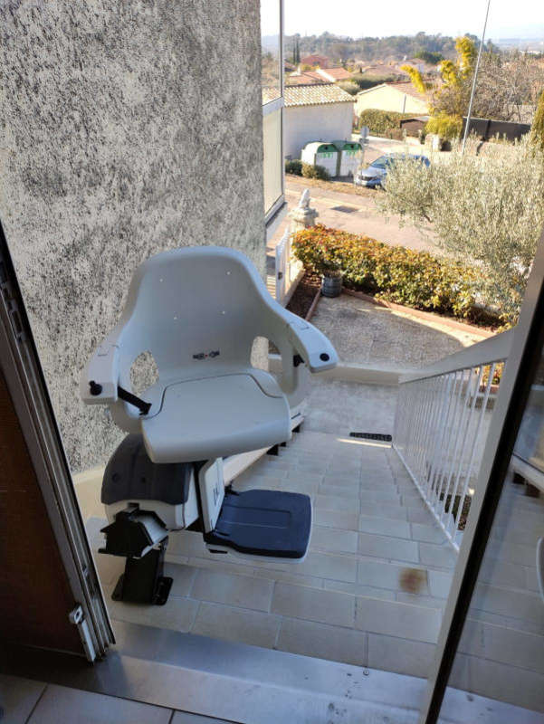 Photo de la référence Chaise d'escalier en extérieur, modèle droit à SAINT-PAUL-TROIS-CHATEAUX (26130)