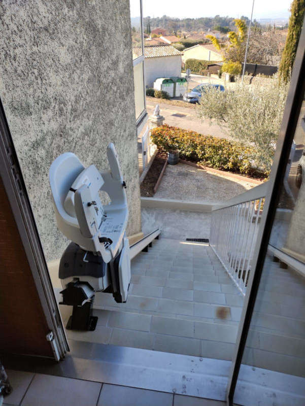 Photo de la référence Chaise d'escalier en extérieur, modèle droit à SAINT-PAUL-TROIS-CHATEAUX (26130)
