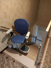 Vignette de la référence Chaise escalier droit 'Horizon' avec rail relevable motorisé