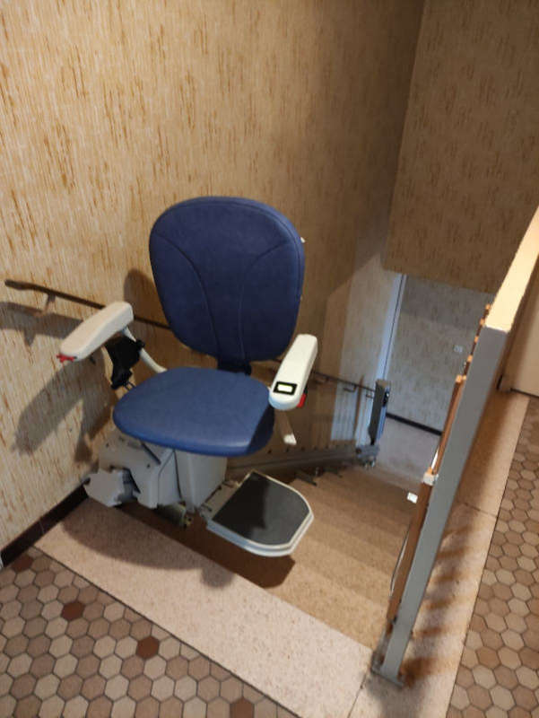 Photo de la référence Chaise escalier droit 'Horizon' avec rail relevable motorisé à LE CHEYLARD (07160)