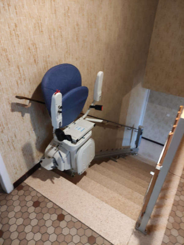 Photo de la référence Chaise escalier droit 'Horizon' avec rail relevable motorisé à LE CHEYLARD (07160)