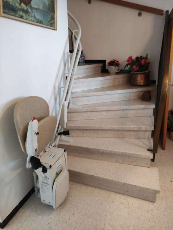 Photo de la référence Monte escalier courbé et sécurisé à GUILHERAND-GRANGES (07500)