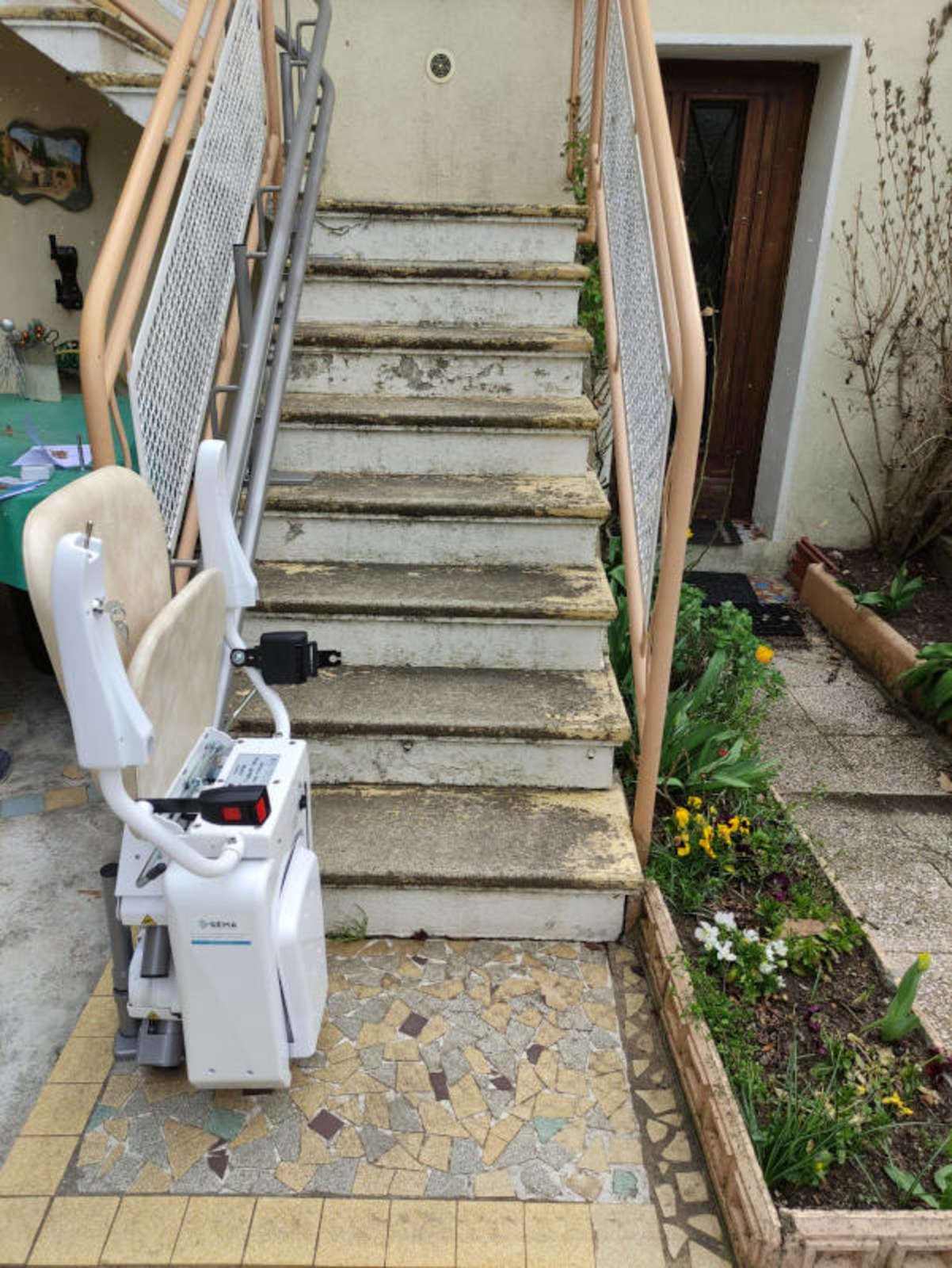 Plateforme monte escalier droit en extérieur: PLG7, LABLACHERE (07230)