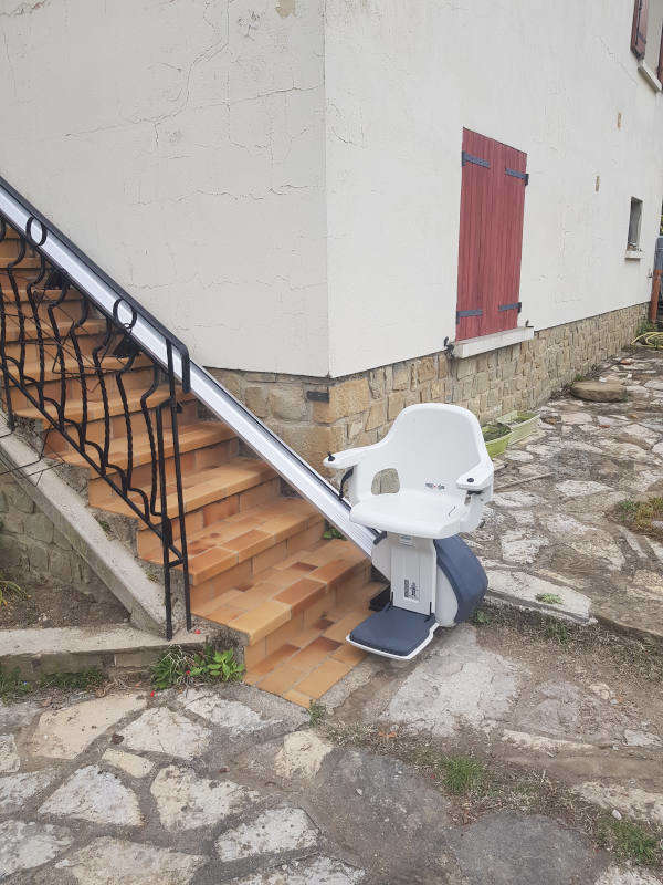Photo de la référence Accessibilité Drôme : Chaise monte-personne en extérieure à DIEULEFIT (26220)