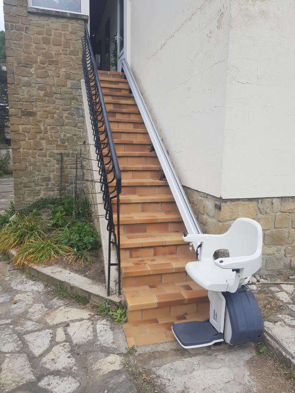 Photo de la référence Accessibilité Drôme : Chaise monte-personne en extérieure à DIEULEFIT (26220)