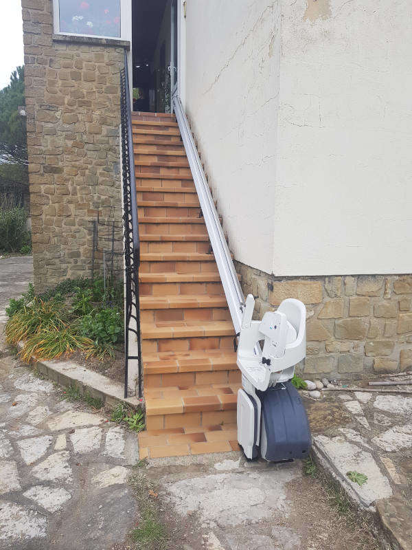 Photo de la référence Accessibilité Drôme : Chaise monte-personne en extérieure à DIEULEFIT (26220)