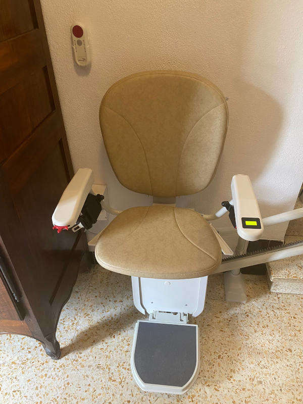 Photo de la référence CURVE: chaise tournante sur mesure à SAINT-MARCEL-D'ARDECHE (07700)
