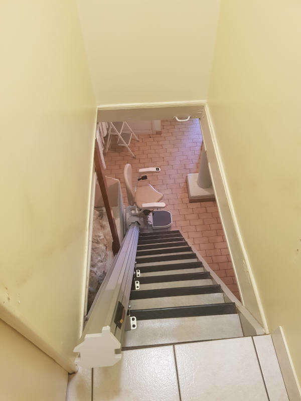 Photo de la référence Une ascension des escaliers droite et étroite à JAUNAC (07160)