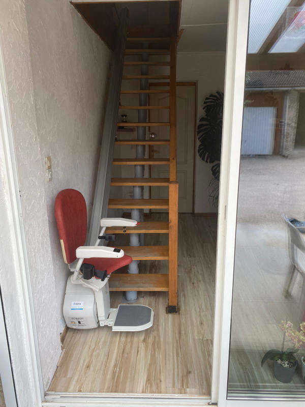 Photo de la référence Chaise d'escalier droite avec assise pivotante motorisé à SAINT-JUST-DE-CLAIX (38680)