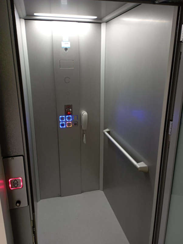 Visuel : Ascenseur privatif avec portes battantes BREN (26260)