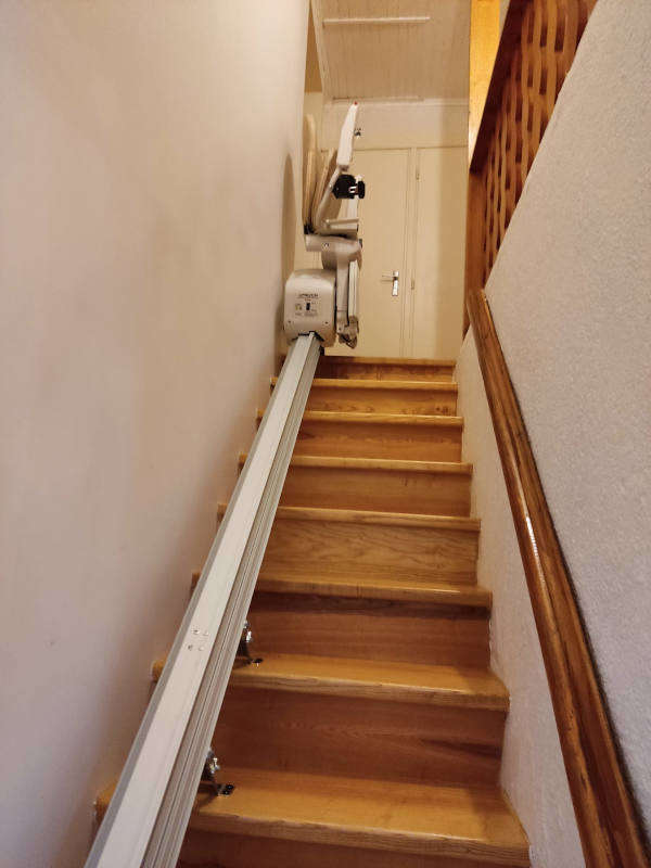Photo de la référence Fauteuil monte personne pour escalier droit à SAINT-APOLLINAIRE-DE-RIAS (07240)
