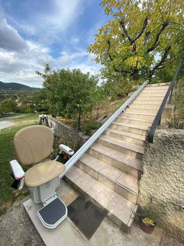 Photo de la référence Chaise escalier électrique en extérieur à SAINT-PERAY (07130)