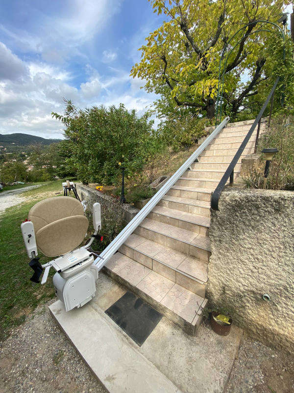 Photo de la référence Chaise escalier électrique en extérieur à SAINT-PERAY (07130)