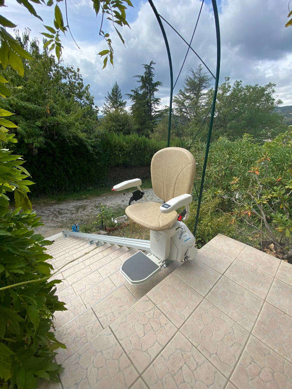 Photo de la référence Chaise escalier électrique en extérieur à SAINT-PERAY (07130)