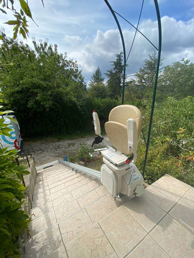Photo de la référence Chaise escalier électrique en extérieur à SAINT-PERAY (07130)
