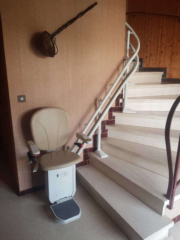 Visuel : Un monte personne dans l'escalier SAINT-PERAY (07130)