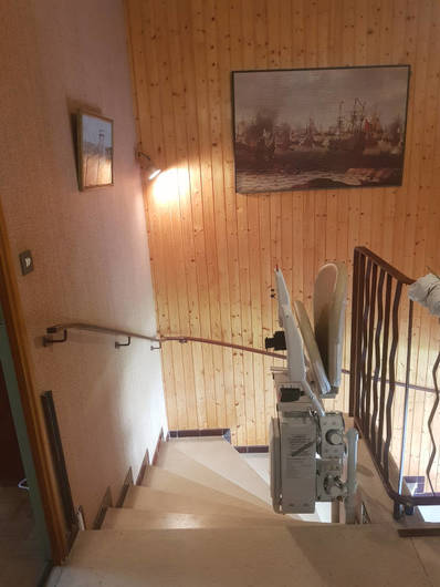 Photo de la référence Un monte personne dans l'escalier à SAINT-PERAY (07130)