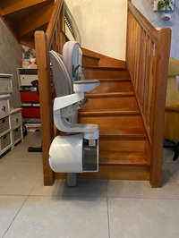 Vignette de la référence Monte escalier tournant avec assise pivotante