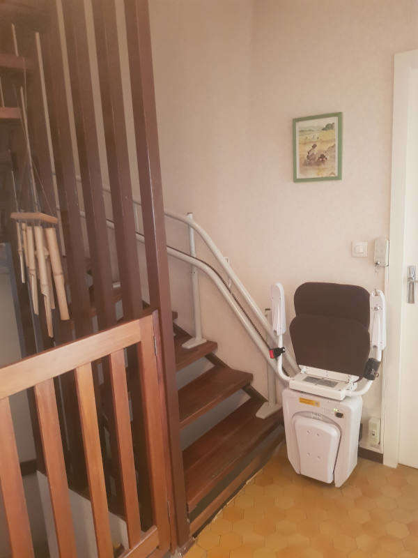 Photo de la référence Un monte-fauteuil dans un escalier en U à MALISSARD (26120)