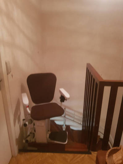 Photo de la référence Un monte-fauteuil dans un escalier en U à MALISSARD (26120)