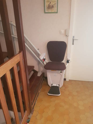 Photo de la référence Un monte-fauteuil dans un escalier en U à MALISSARD (26120)