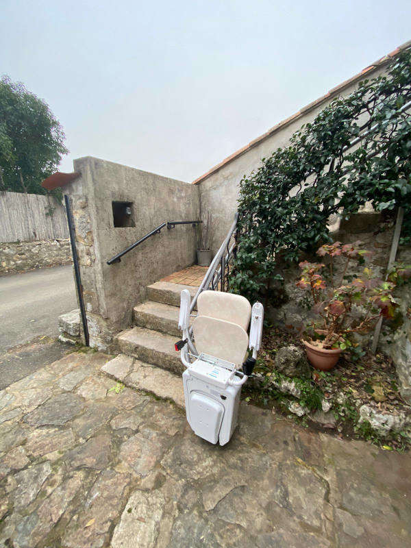 Photo de la référence Siège élévateur en extérieur à BERRIAS-ET-CASTELJAU (07460)