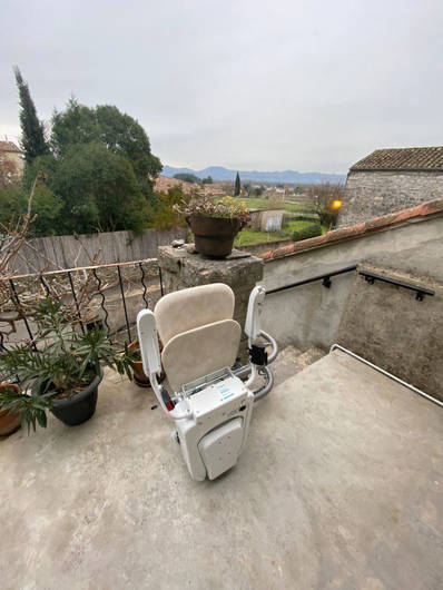 Photo de la référence Siège élévateur en extérieur à BERRIAS-ET-CASTELJAU (07460)