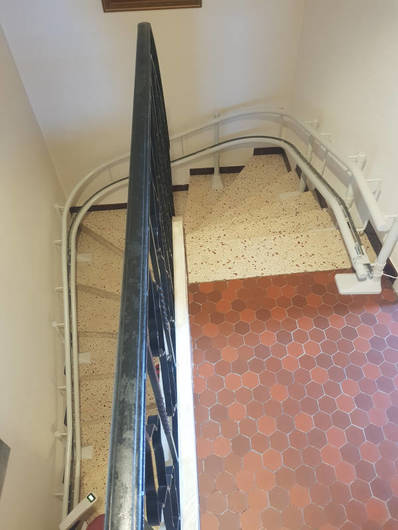 Photo de la référence Siège d'escalier sur mesure avec bi-rail à LA ROCHE-DE-GLUN (26600)