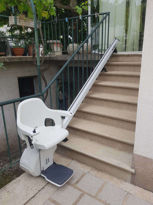 Photo de la référence Fauteuil monte-escaliers droit extérieur à VALENCE (26000)