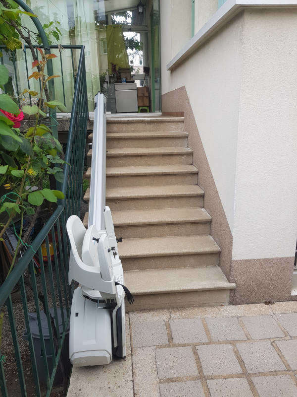 Photo de la référence Fauteuil monte-escaliers droit extérieur à VALENCE (26000)