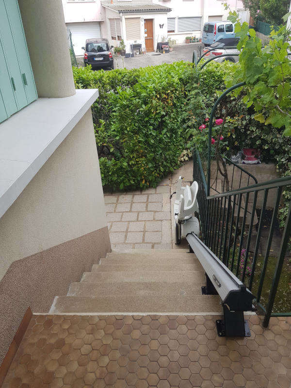 Photo de la référence Fauteuil monte-escaliers droit extérieur à VALENCE (26000)